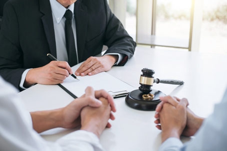 lawyer mediating between divorcing couple